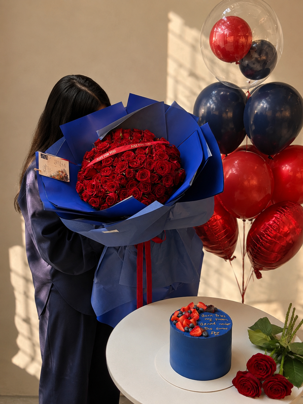 دسته گل ۱۰۰شاخه رز همراه ست کیک