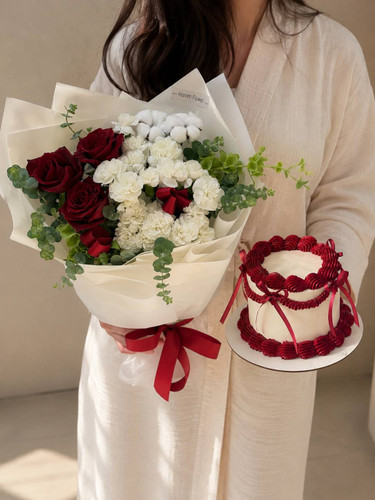 ست دسته گل و کیک چری