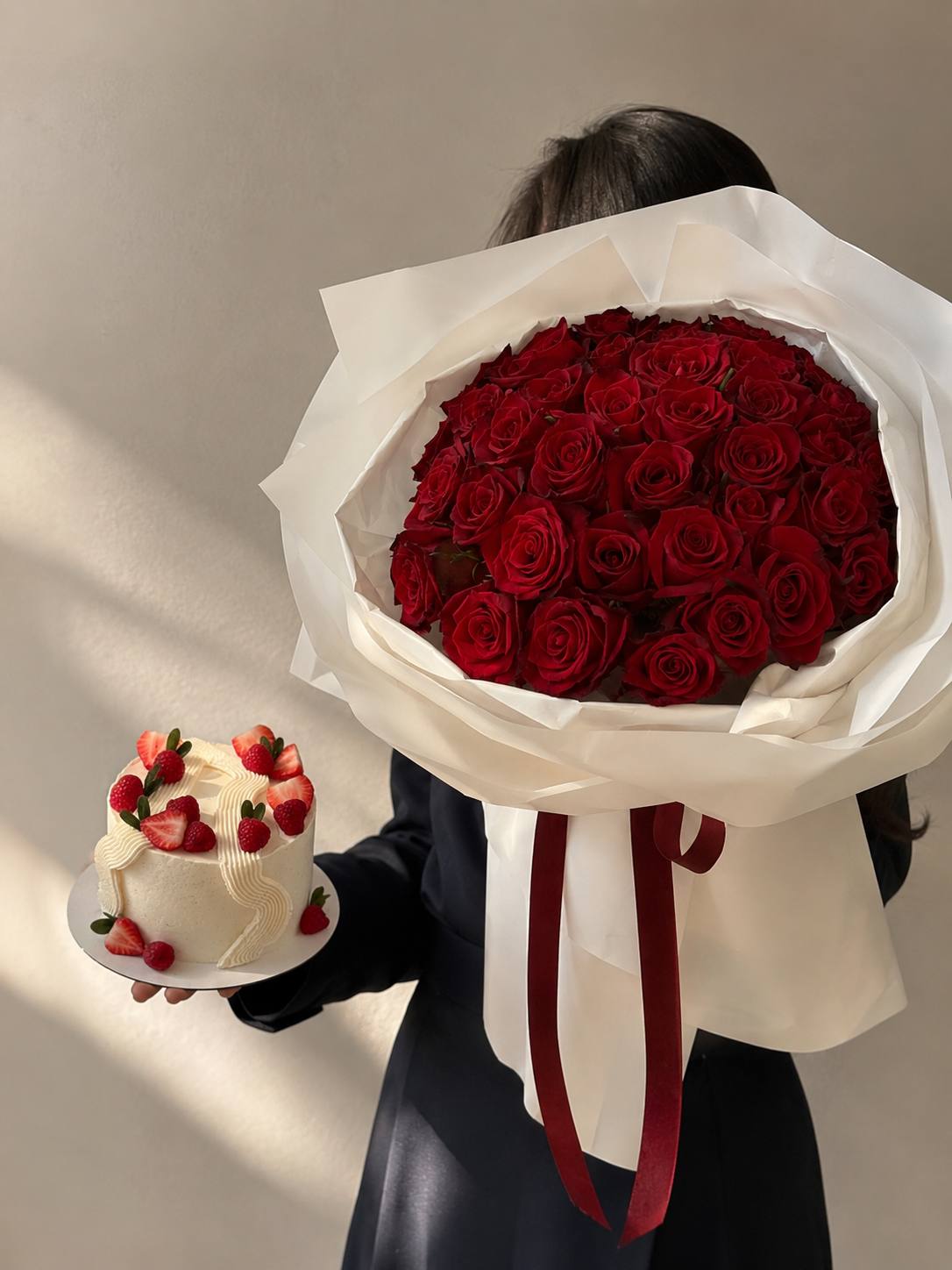 ست دسته گل ۴۰شاخه رز همراه کیک